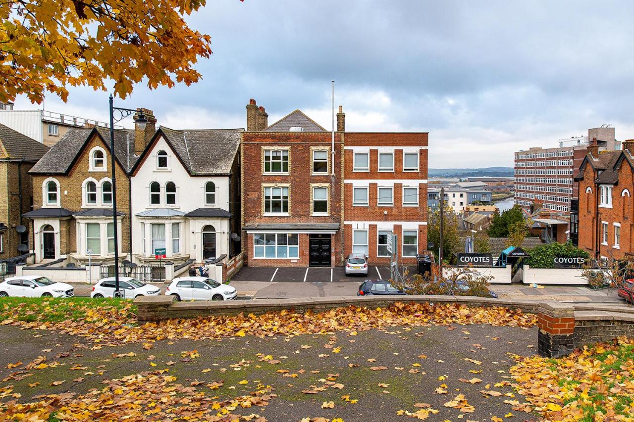 Riverside Luxury Apartment - Bed and Breakfast
