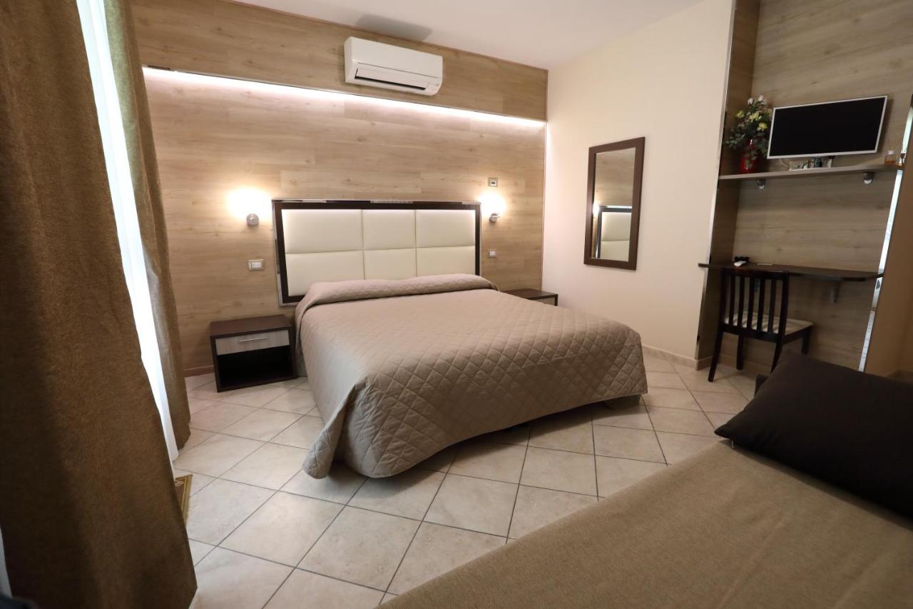 Zimmer mit Kingsize-Bett und Whirlpool