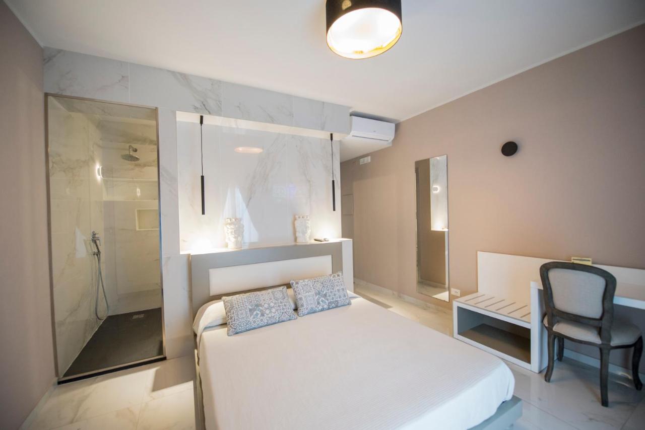 Habitación con cama grande y balcón