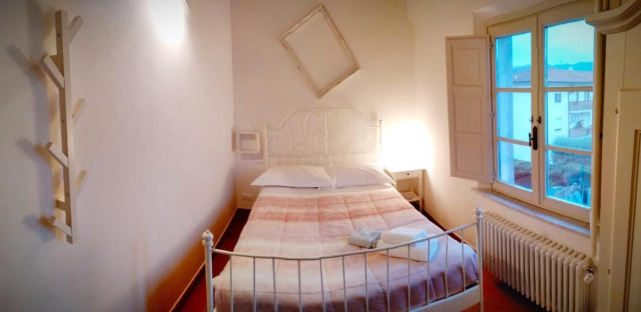 Kleines Doppelzimmer mit Gemeinschaftsbad außerhalb des Zimmers