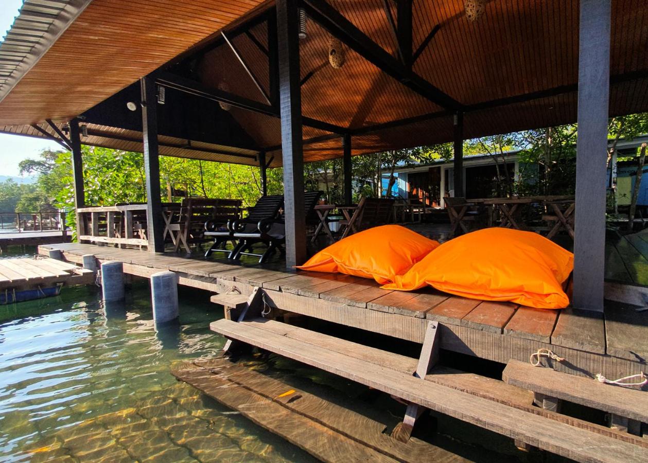 Habitación con cama extragrande.