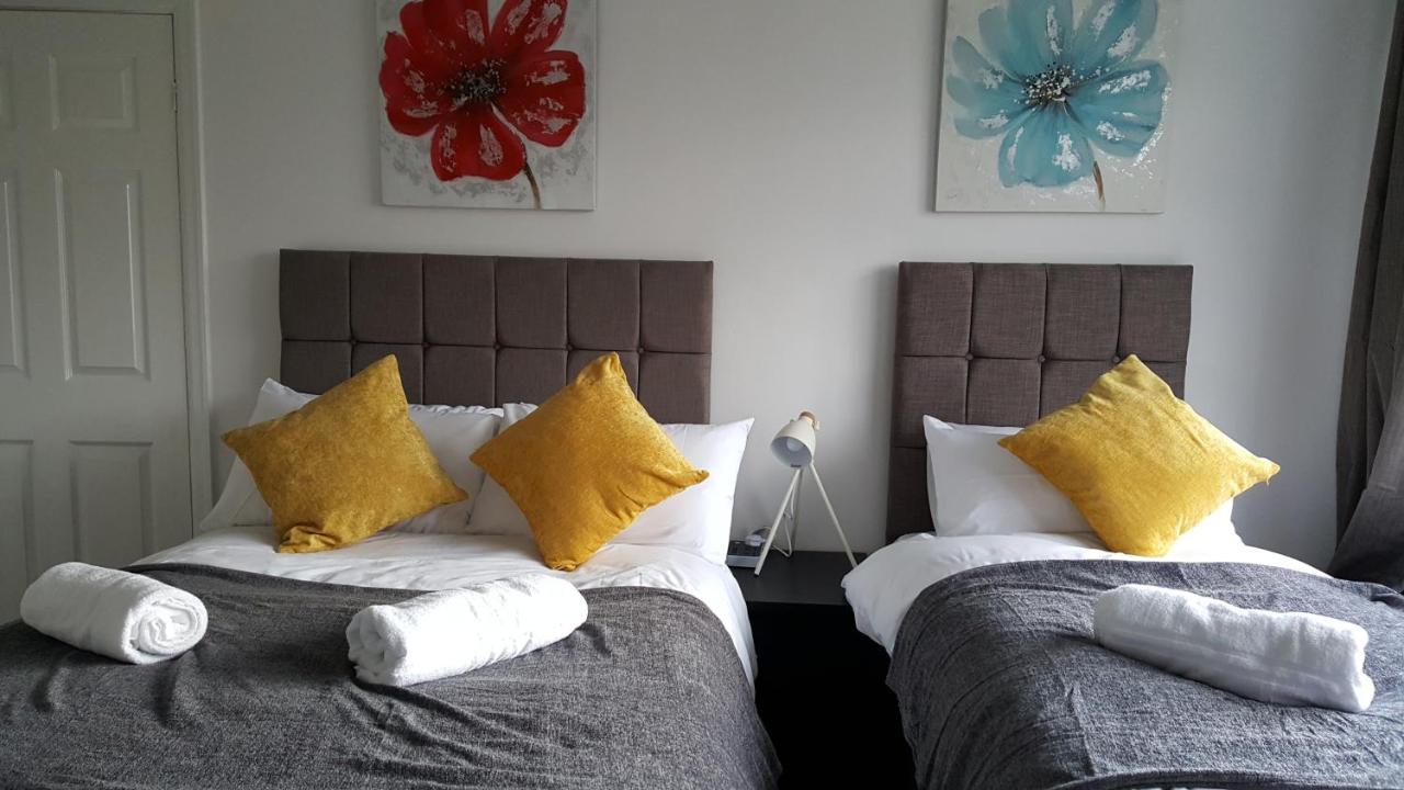 Goswick House - Entire 4Bed House Serviced Accommodation Newcastle FREE WIFI & FREE 2 OFF STREET PARKING SPACES UK - Chambres d'hôtes Newcastle-upon-Tyne