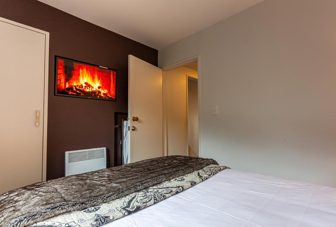 Two-Bedroom Lake View Townhouse and Private Spa