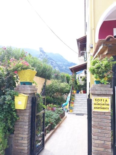 Estudio con vistas a las montañas