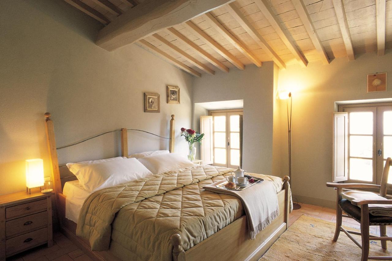 Zimmer mit Kingsize-Bett und Poolblick