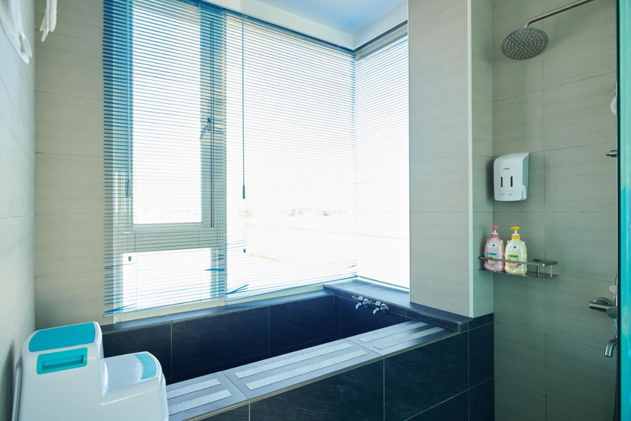 Vierbettzimmer mit Badewanne