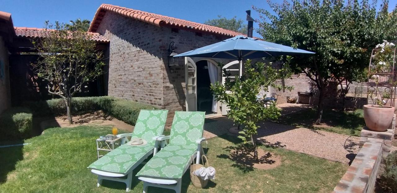 B&B Oudtshoorn - Hartland Garden Suite - Bed and Breakfast Oudtshoorn