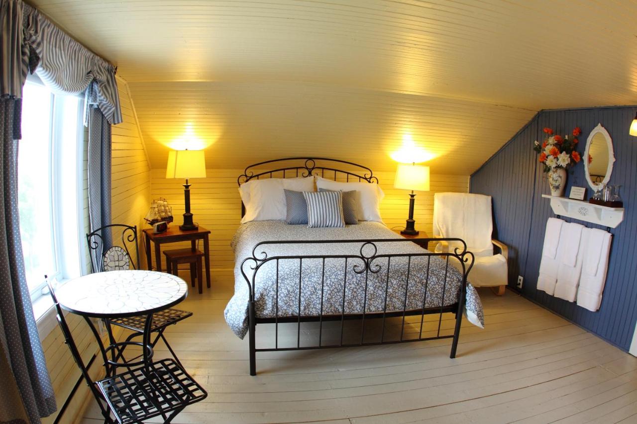 Camera Matrimoniale con Letto Supplementare e Bagno in Comune