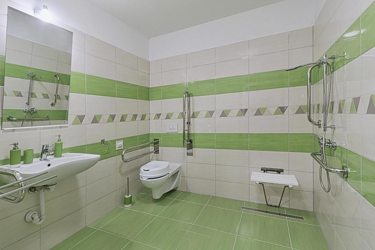 Chambre Lit King-Size avec Douche Accessible en Fauteuil Roulant - Adaptée aux Personnes à Mobilité Réduite