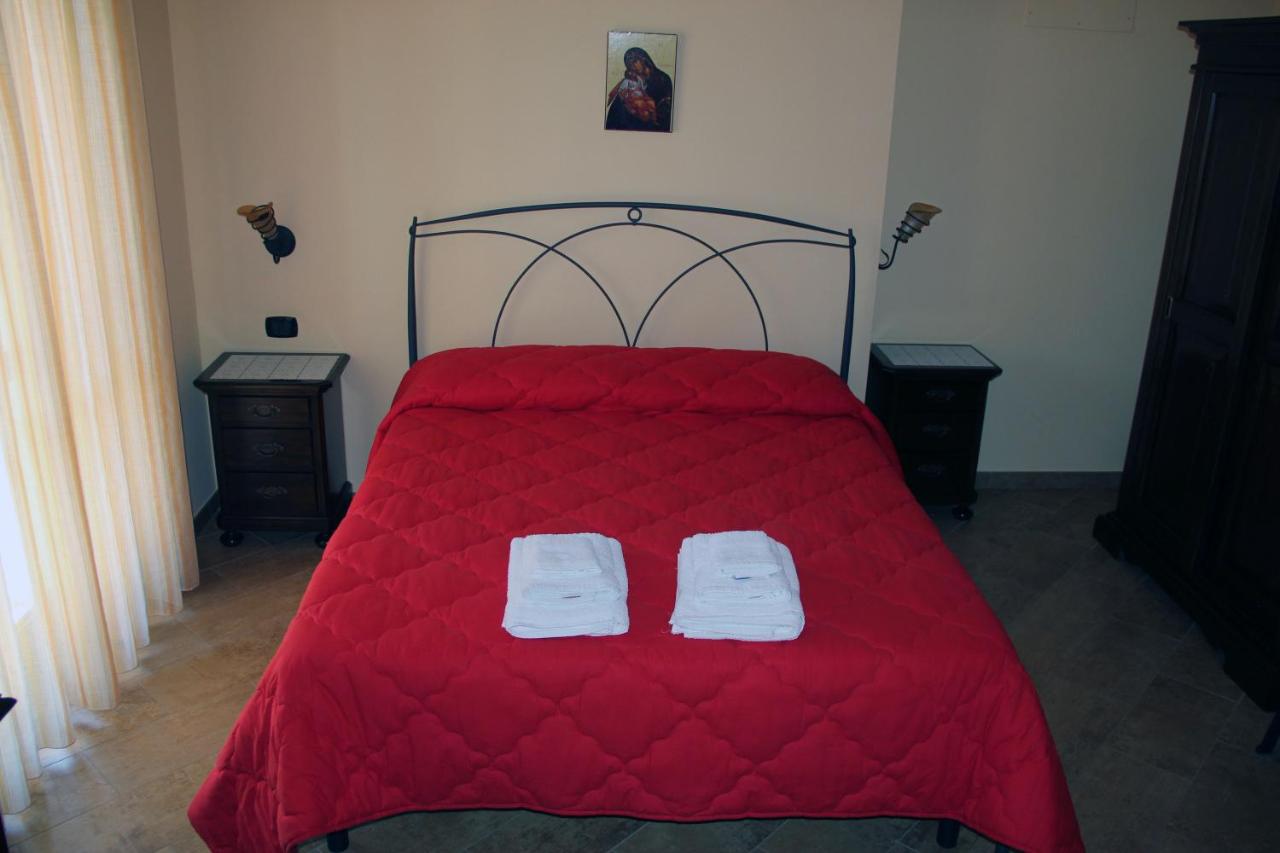 King Room with Roll-In Shower - Disability Access