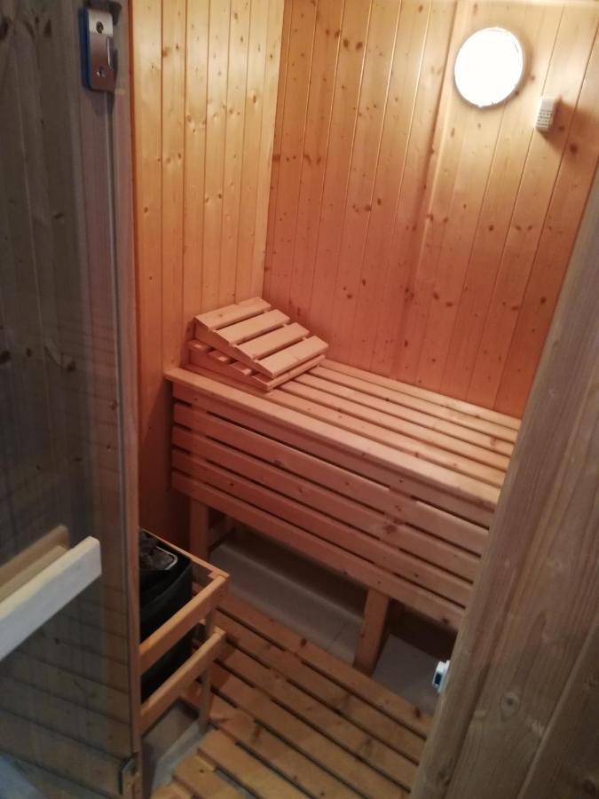 Forest Path luxury Studio Apartment with large bedroom bathroom and sauna Sleeps up to 4 - Chambres d’hôtes