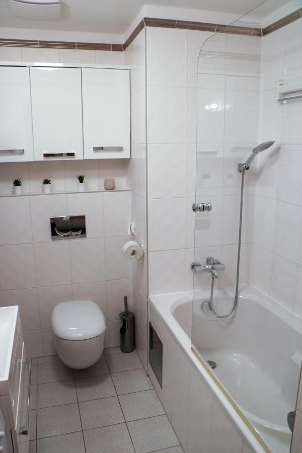 Apartmán Resident A001 - BEZBARIÉROVÝ Apartmán ideální pro rodiny s dětmi, v těsné blízkosti Anenského údolí, bobové dráhy, Ski areálů, Ski školy, FREE PARKING, FREE WIFI, výhled do zahrady s posezením na terase, dětské hřiště v areálu - Chambres d'hôtes Harrachov