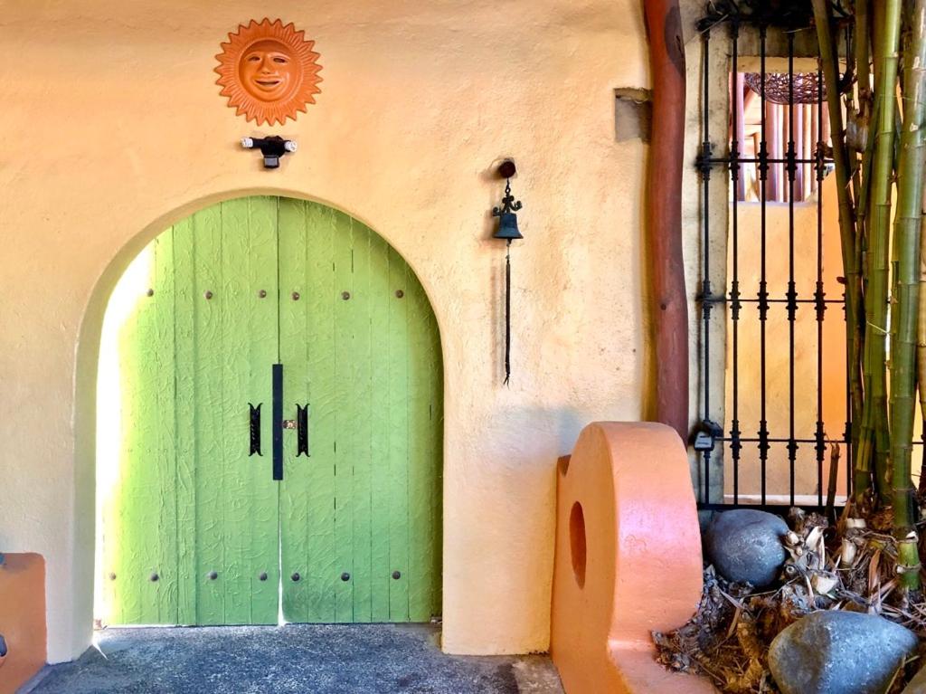 Newer & Roomy w/2 Pools. No Car Needed. Beaches, Restaurants & Shopping W/I walking distance. Taxis and buses abundant for reasonable price if needed - Chambres d'hôtes Zihuatanejo