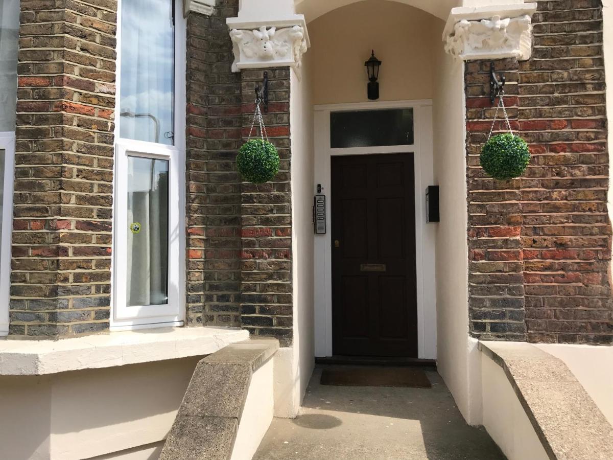 Stylish 2 Bed Apartment-Zone 2 - 10 Minutes to the heart of London- sleeps up 8 - B&B London