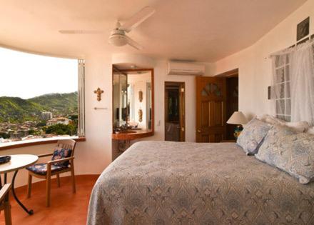 Zimmer mit Queensize-Bett und Gartenblick