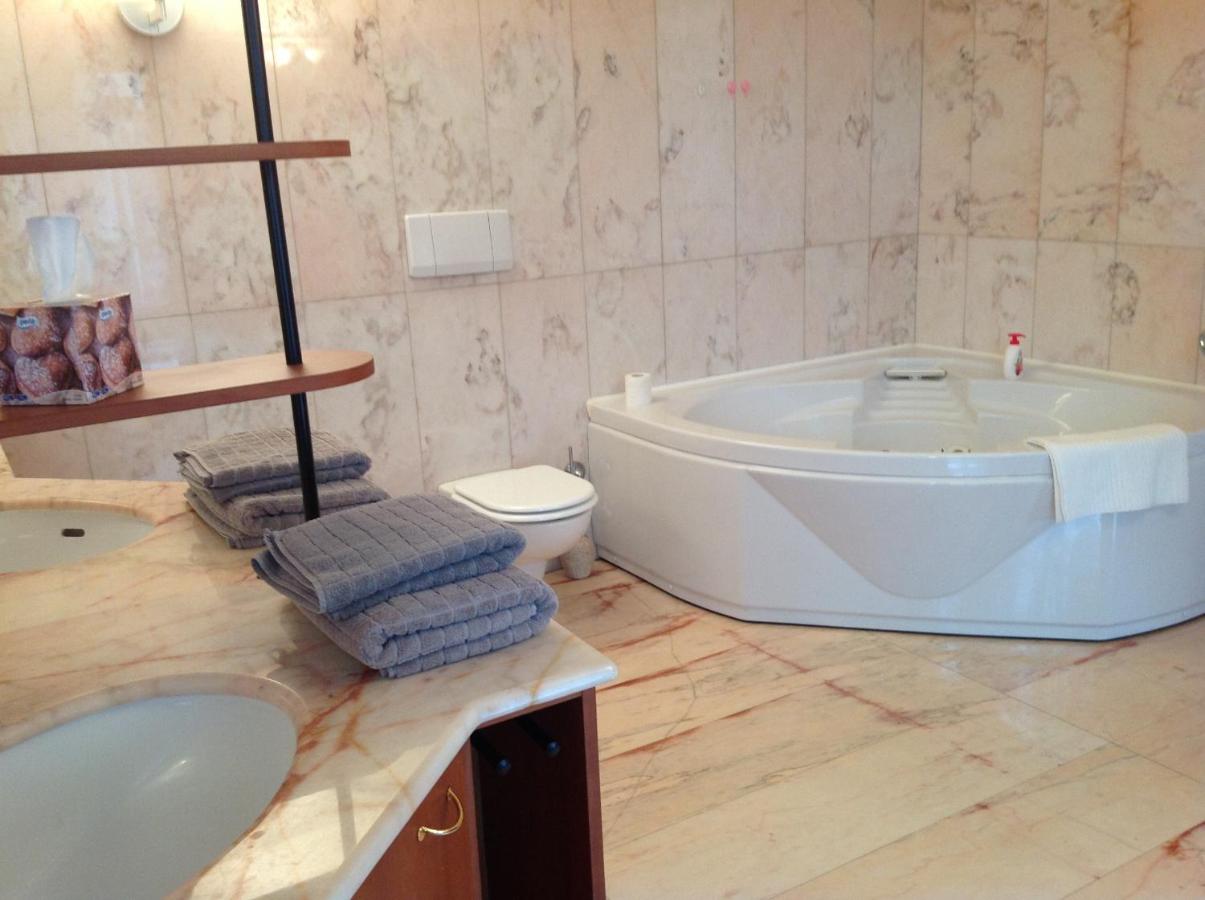 Doppelzimmer mit Whirlpool-Badewanne