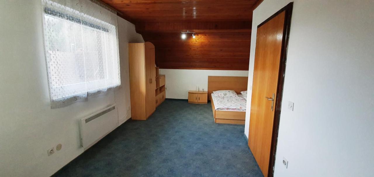 Appartamento con 2 Camere da Letto, Balcone e Vista Montagna 