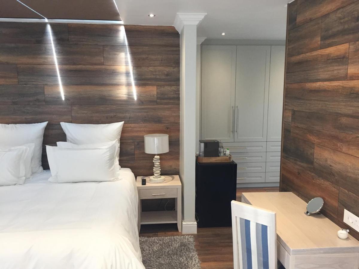Large King or Twin Suite with Island & Sea View