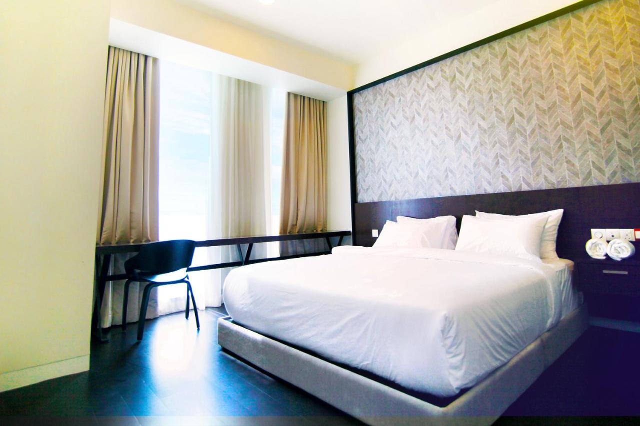 2 Bedroom Premium Suite with Twin Tower View