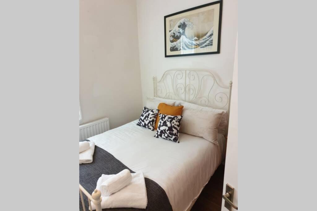 B&B South Shields - South Shield's Hidden Gem Garnet 3 Bedroom Apartment sleeps 6 Guests - Bed and Breakfast South Shields