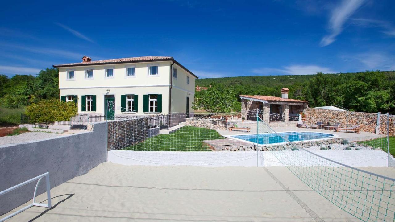 Charming villa Bea with private pool and volleyball - Chambres d'hôtes Koromačno