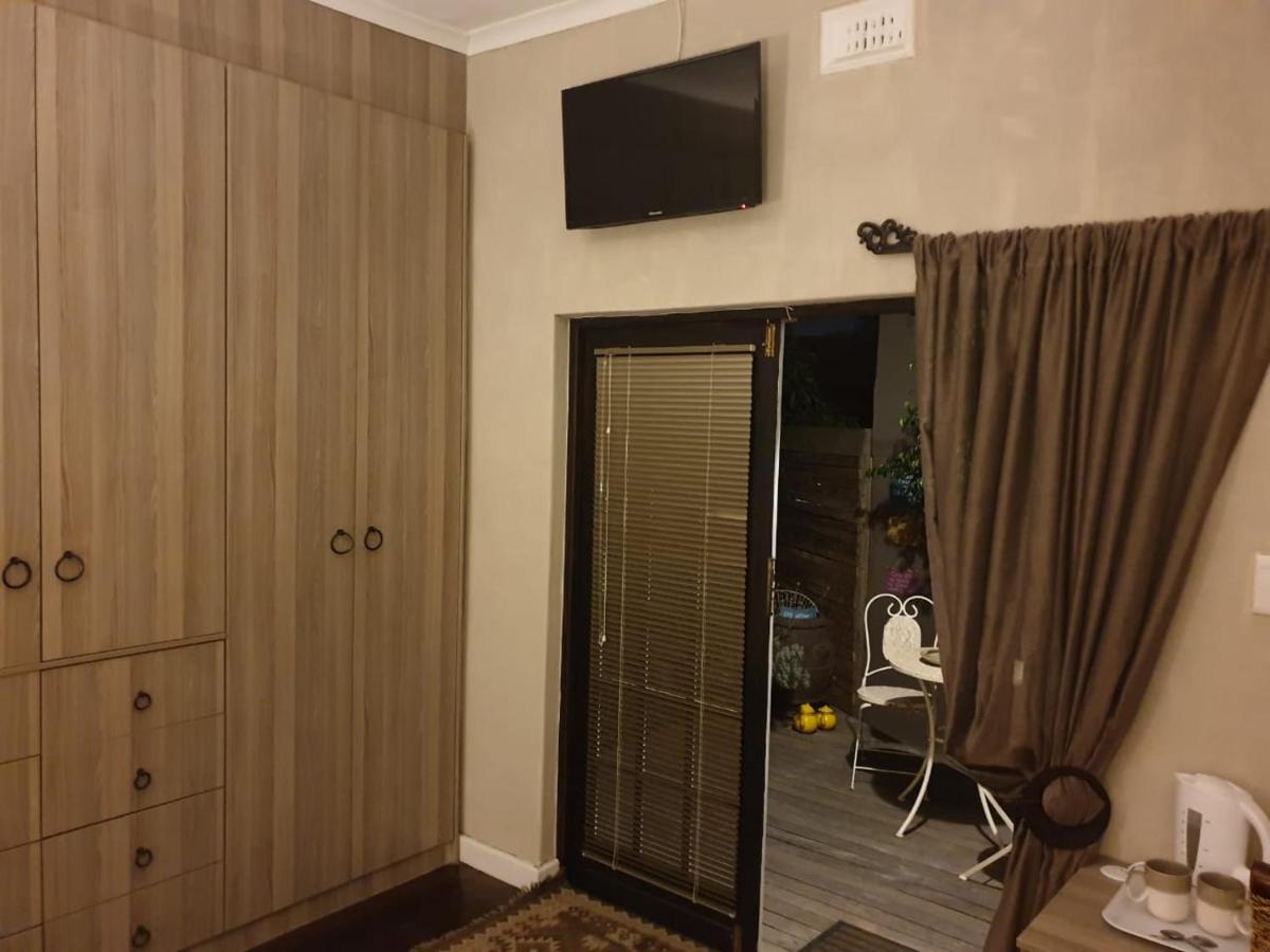 Habitación con cama grande y vistas al jardín