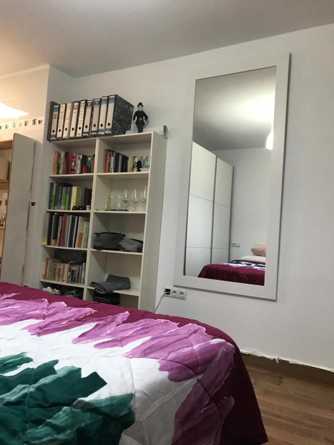 APARTAMENTO ESTUDIO LOFT en el Centro para 3 o 4 Personas Cama doble y sofá cama Check in a partir de las 15 y 30 min pm y check out hasta las 11 y 30 pm con wifi Normalmente No se puede adelantar el check in - B&B