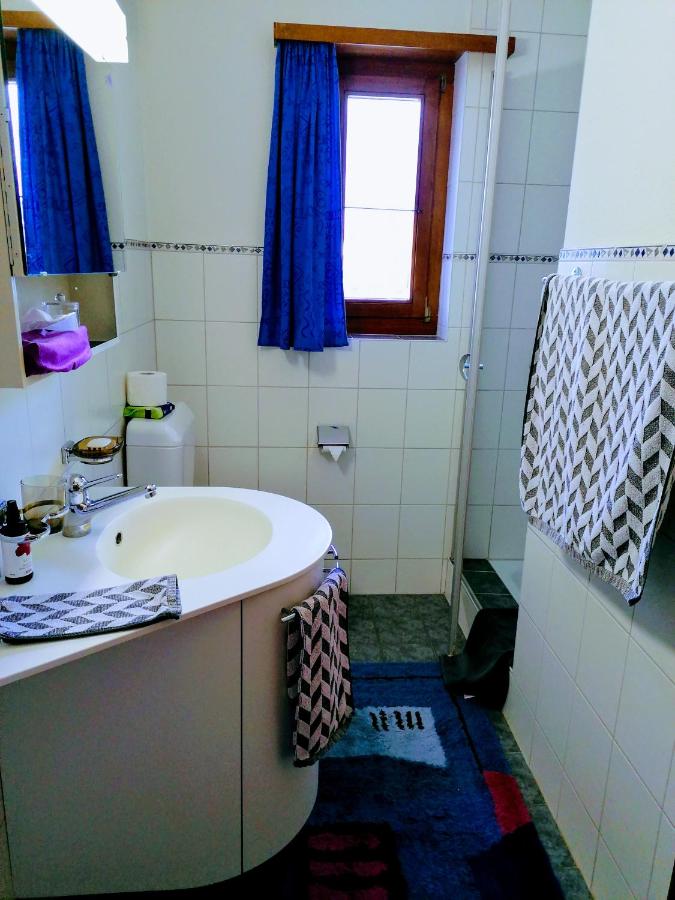 Kleine Tweepersoonskamer met 2 Aparte Bedden