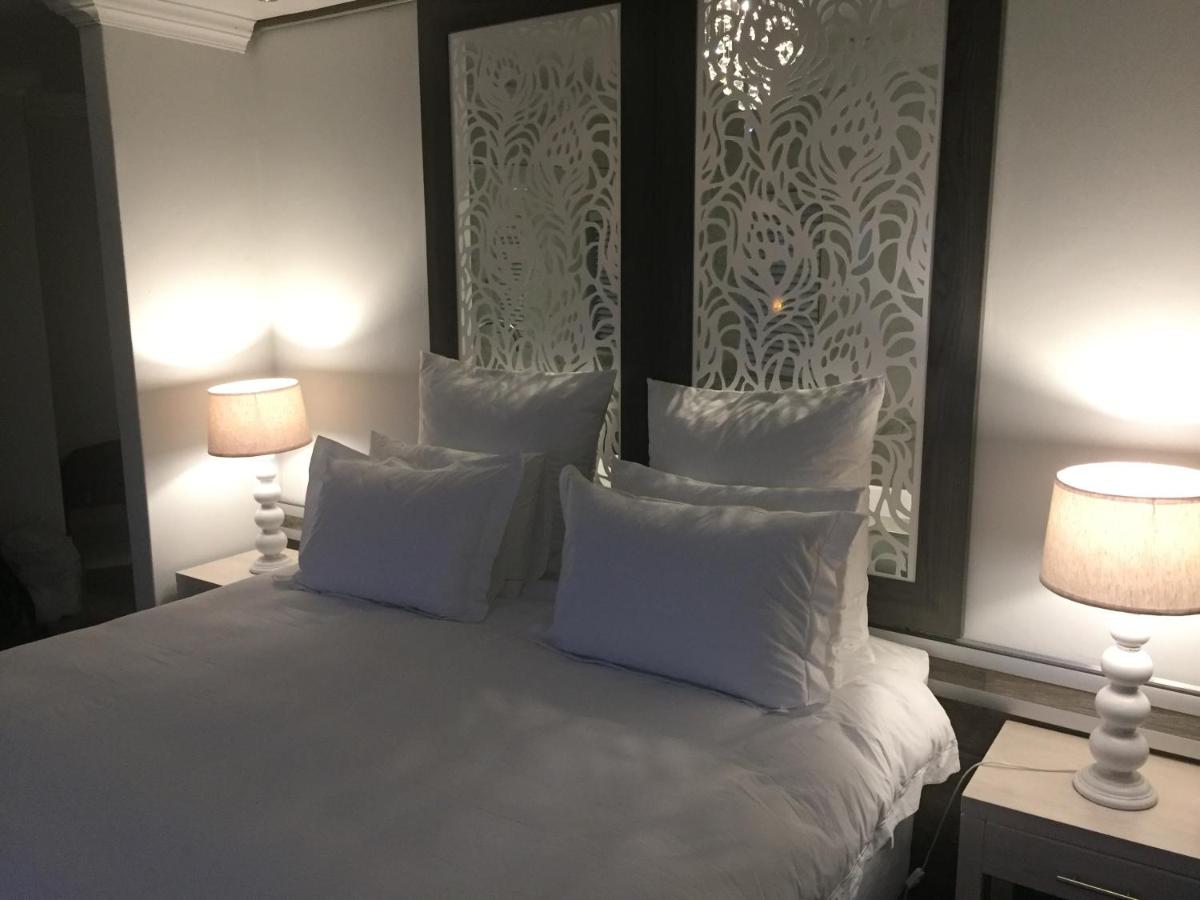Large King or Twin Suite with Partial Sea View