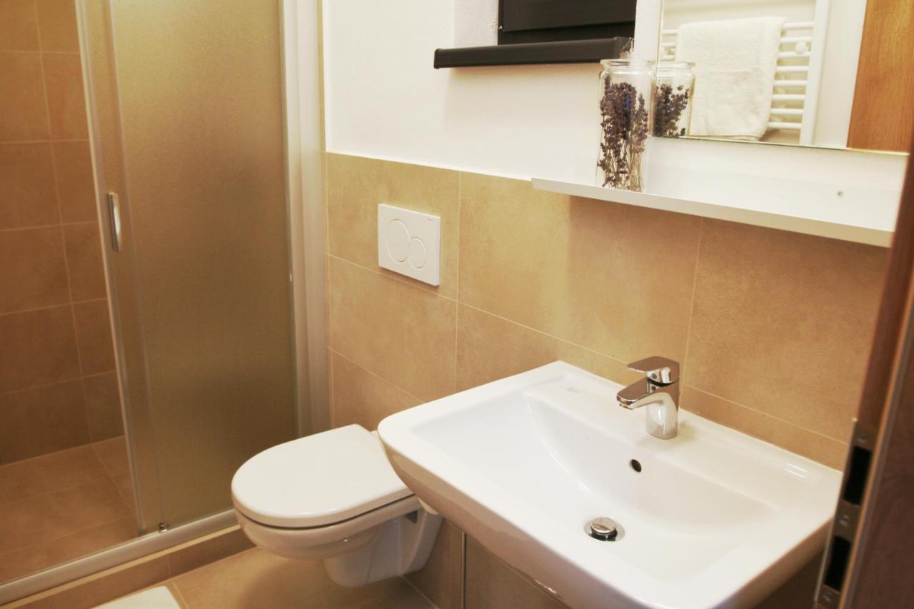 Tweepersoonskamer met 2 Aparte Bedden en Eigen Badkamer