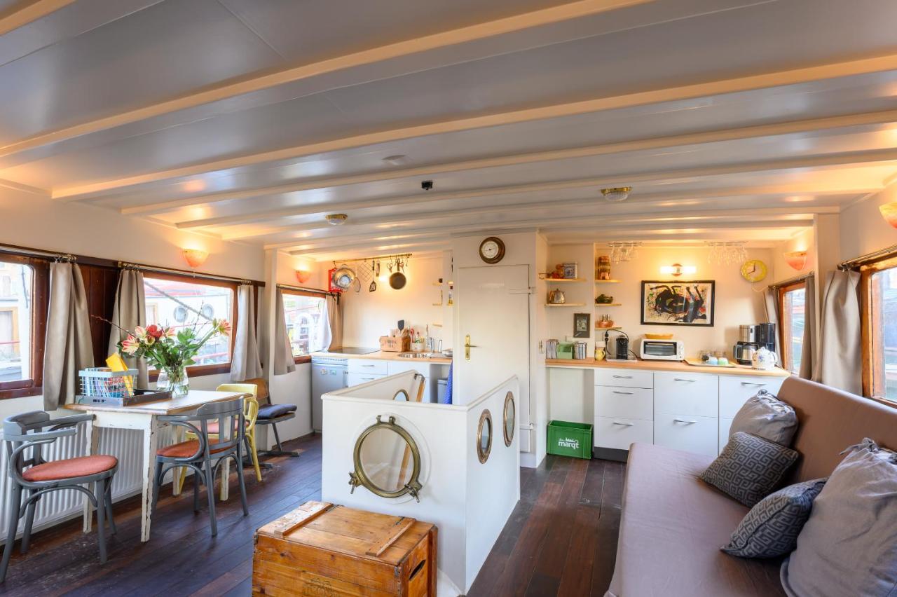 B&B Rotterdam - Boatapartment Animathor on top location - Bed and Breakfast Rotterdam