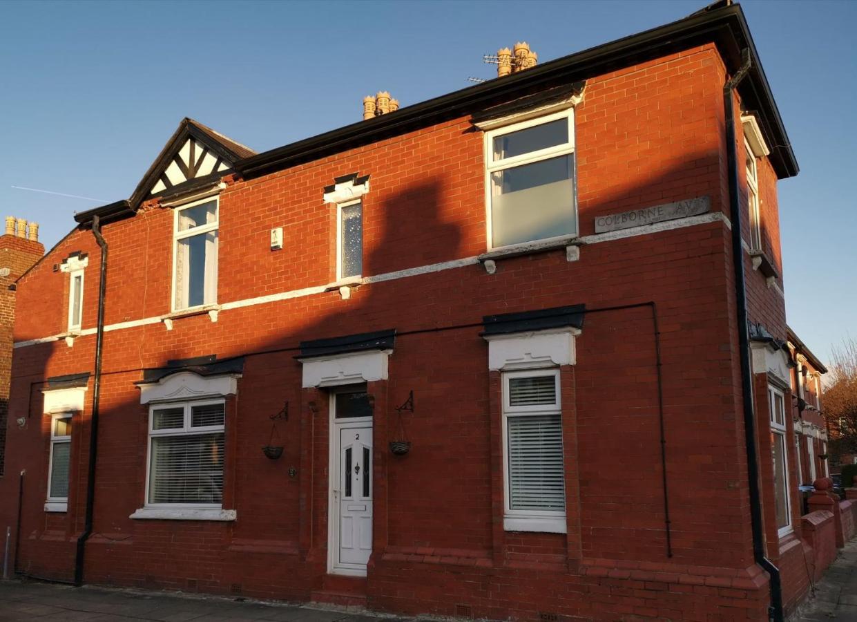 Corner House, Sleeps 8 in 4 Bedrooms, near train station, Great Value! - B&B