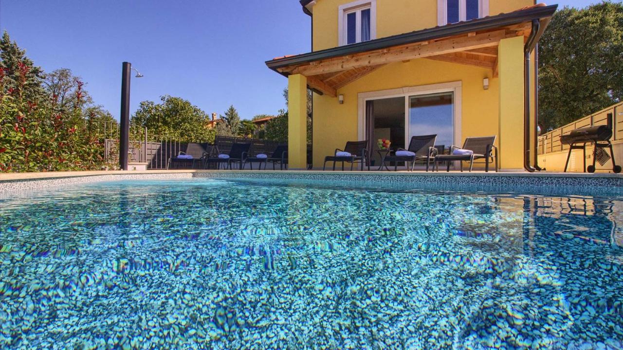 Beautiful villa Mugeba II with pool near the aquapark in Porec - B&B