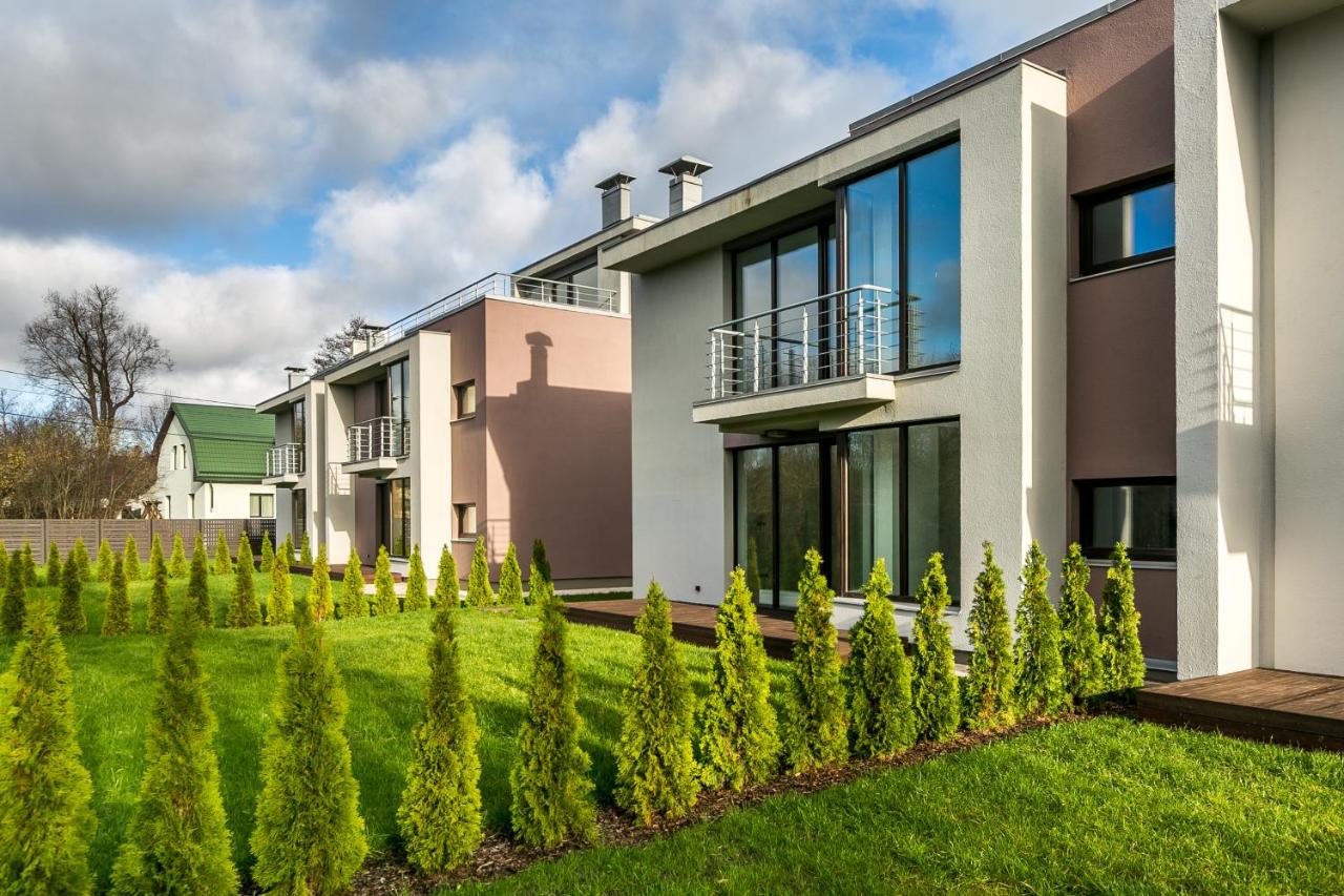 Modern City Villas with Private Parking, Garden and BBQ - B&B Riga