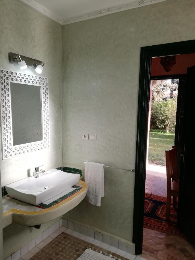 Doppel-/Zweibettzimmer mit Poolblick