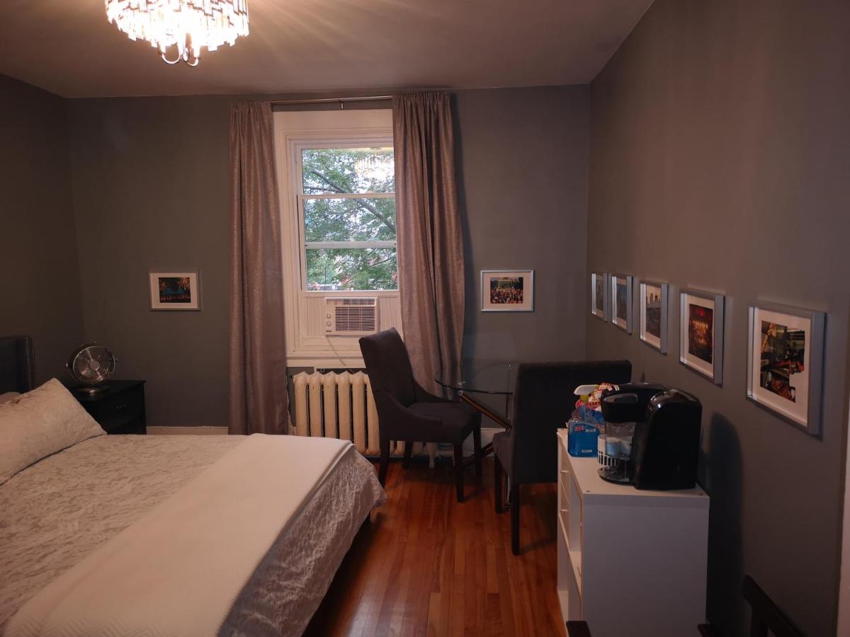 B&B Montreal - Room with King Bed in Shared 3 Bedroom Downtown - Bed and Breakfast Montreal