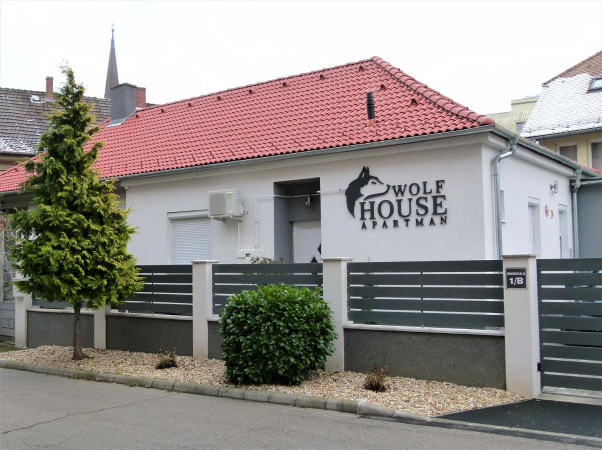 Wolf House Apartman - Bed and Breakfast