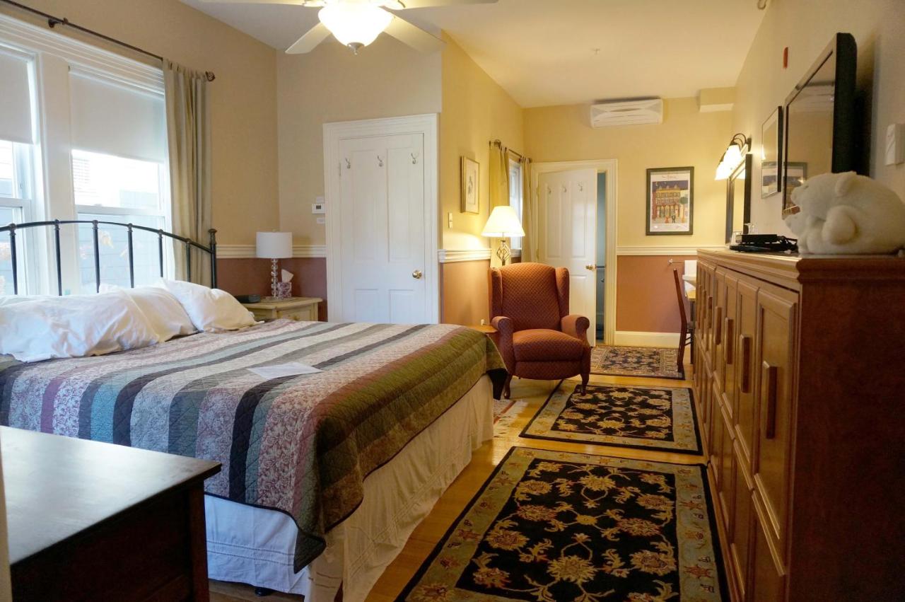Zimmer mit Kingsize-Bett und 2 Einzelbetten