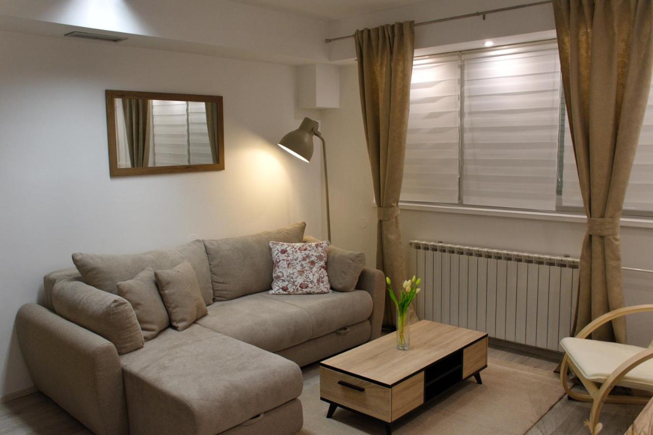 B&B Velika Gorica - Apartment Anna - FREE pickup from OR dropoff to Zagreb airport, please give three days advance notice - EV station - Long-term parking with airport transport possibility - Bed and Breakfast Velika Gorica