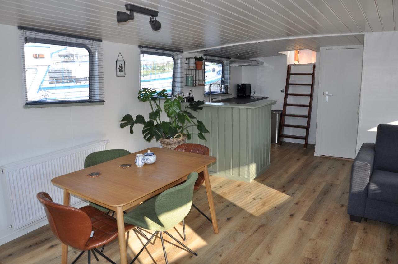 B&B Amsterdam - Private Lodge on Houseboat Amsterdam - Bed and Breakfast Amsterdam