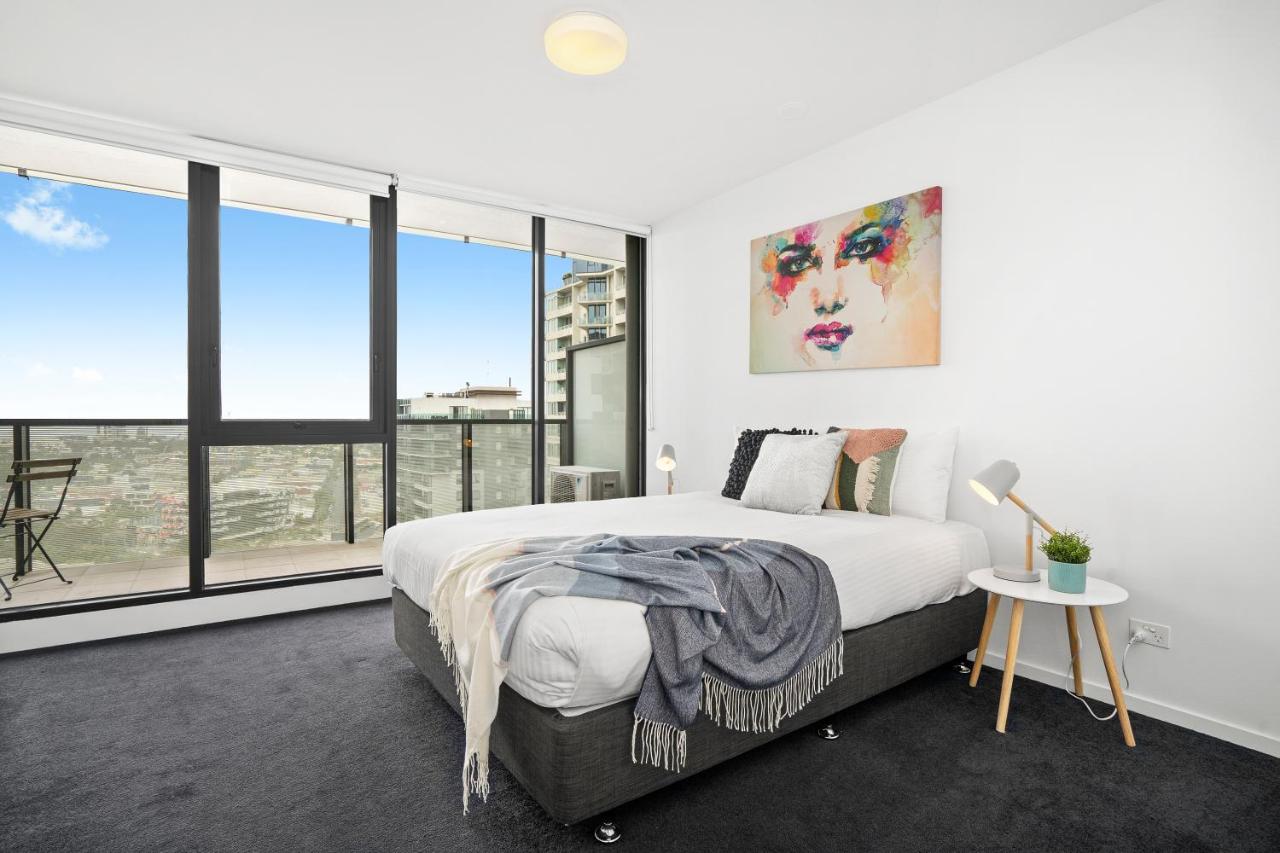 1 Bedroom 1 Bathroom Apartment on level 21 with Balcony and Bay View