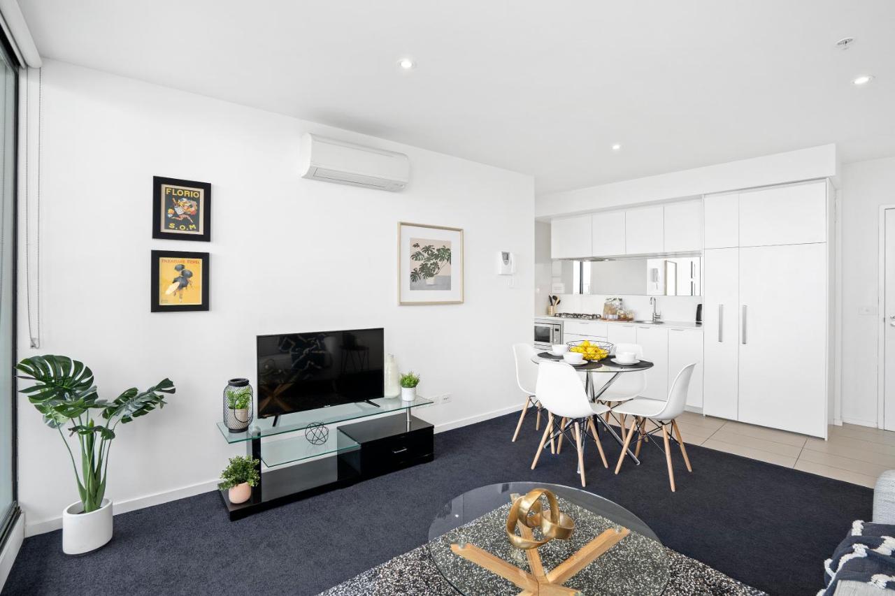 1 Bedroom 1 Bathroom Apartment on level 21 with Balcony and Bay View