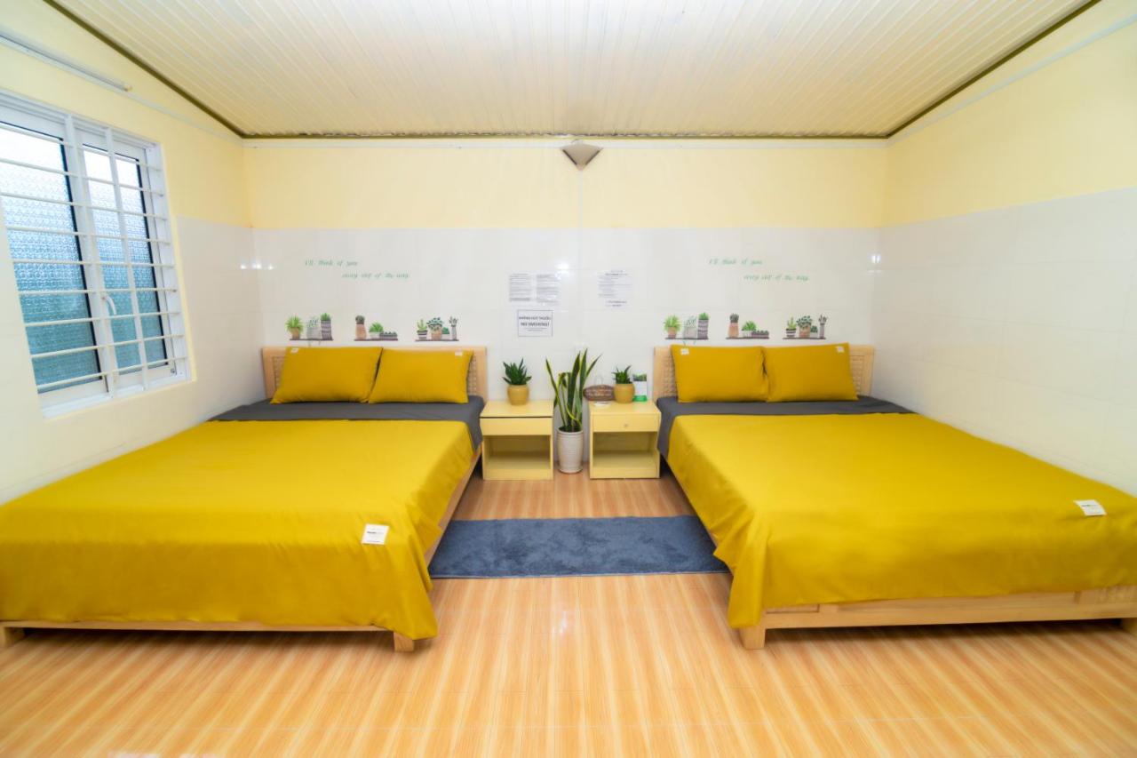 Habitación con cama extragrande.