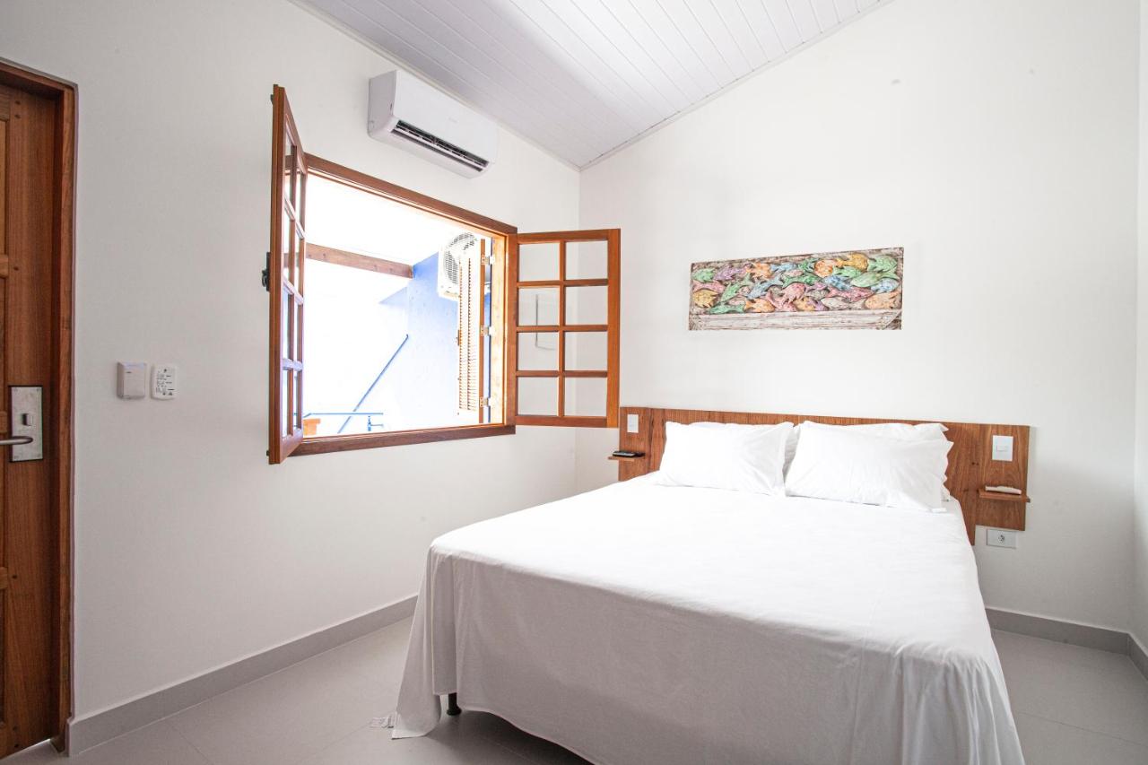 Habitación con cama extragrande y vistas a la montaña