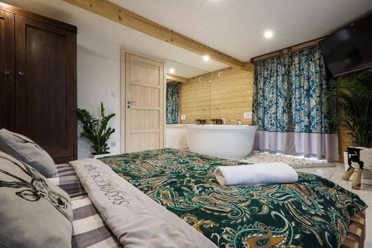 Two-Bedroom Apartment with Mini Jacuzzi, Private Bathroom and Kitchen