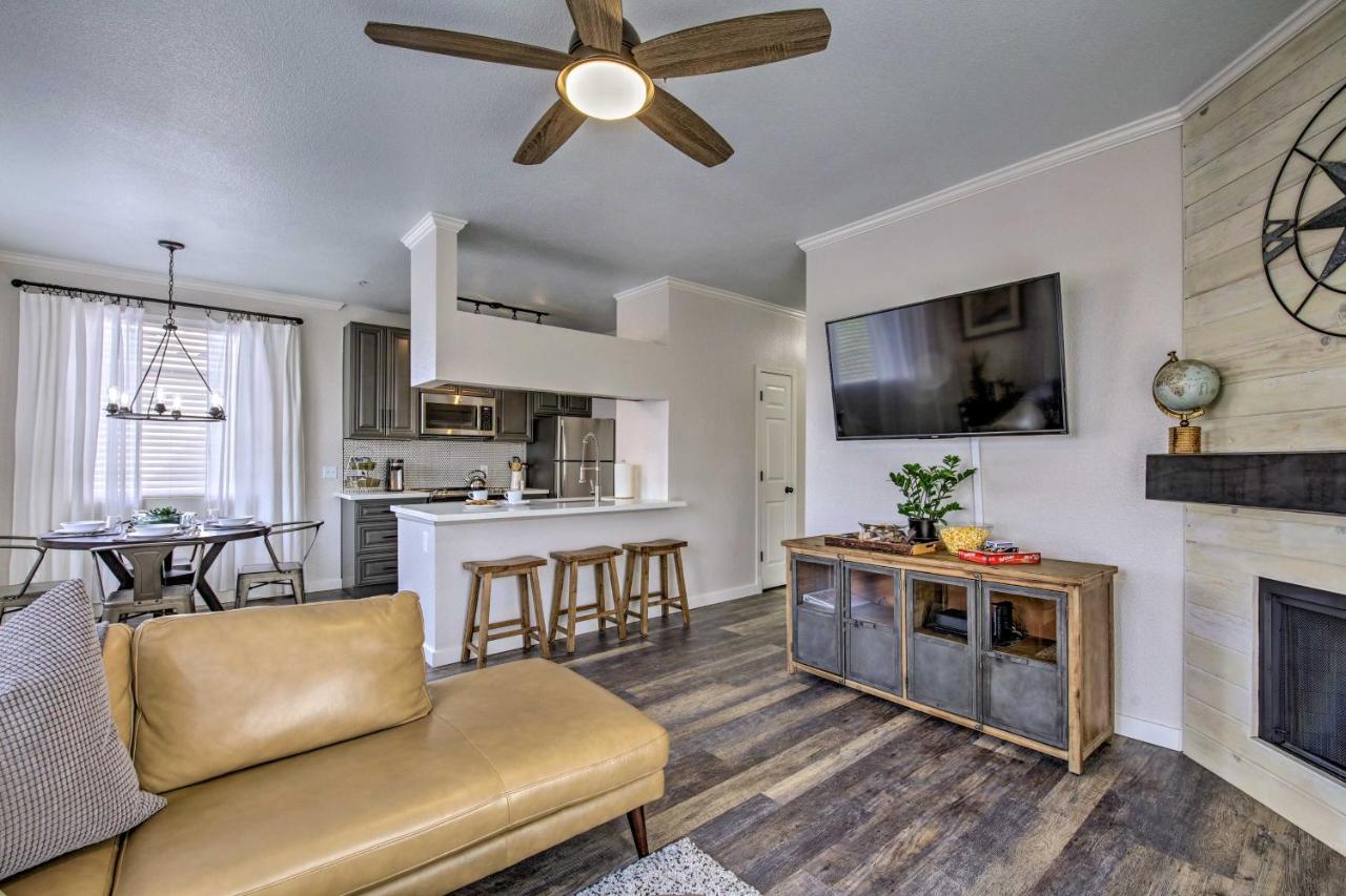 B&B Phoenix - Modern Phoenix Condo with Resort Pool and Spa! - Bed and Breakfast Phoenix