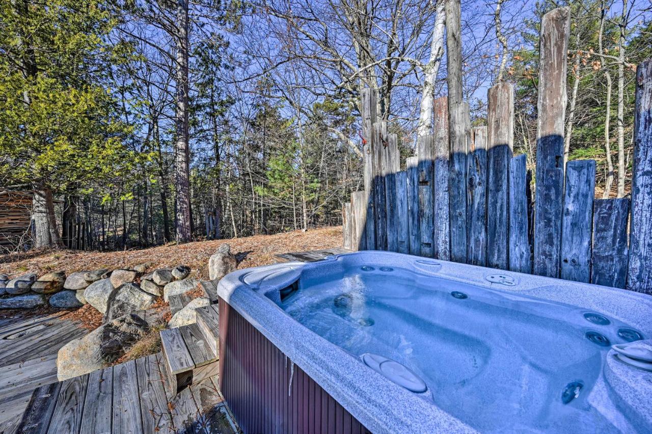 Log Cabin in Wilmington w/ New Hot Tub By Skiing! - B&B Wilmington