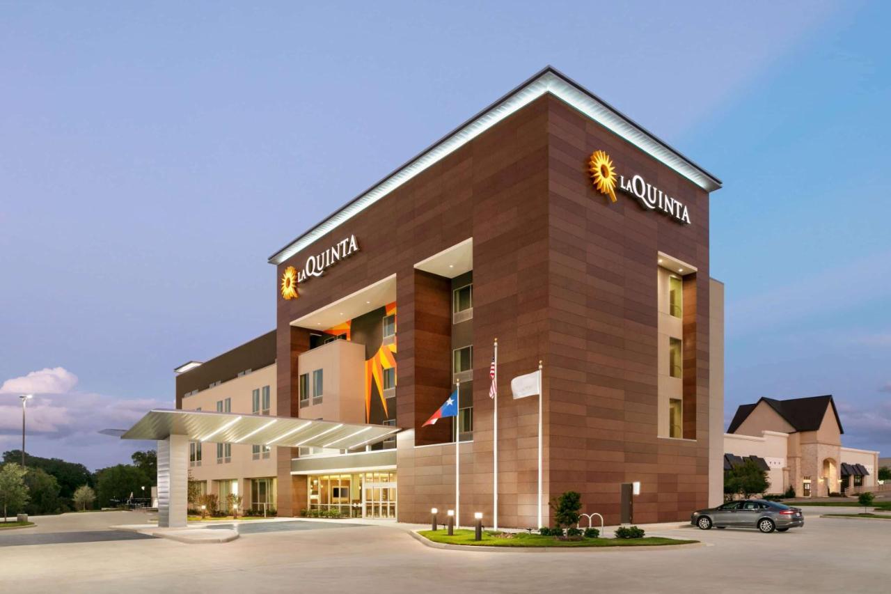 B&B College Station - La Quinta Inn & Suites by Wyndham College Station North - Bed and Breakfast College Station