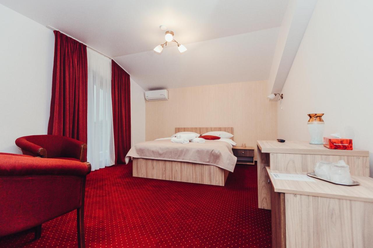 Habitación con cama extragrande y vistas a la montaña