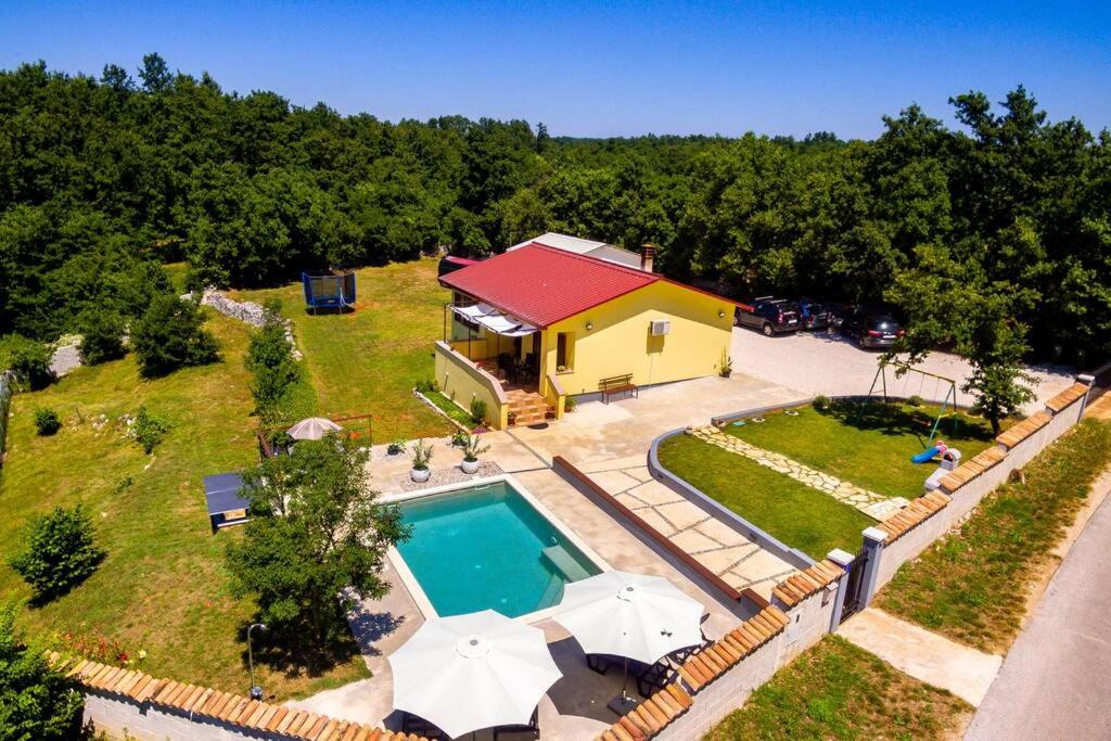 B&B Štokovci - Sunny yellow house with a pool - Bed and Breakfast Štokovci